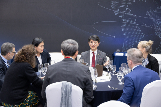 김완섭 환경부장관이 26일 부산 벡스코에서 플라스틱 협약 성안을 위해 개최국 연합과 협력 방안을 모색하고자 만찬을 주최하고 개최국 연합의 지지를 촉구하고 있다. [환경부]